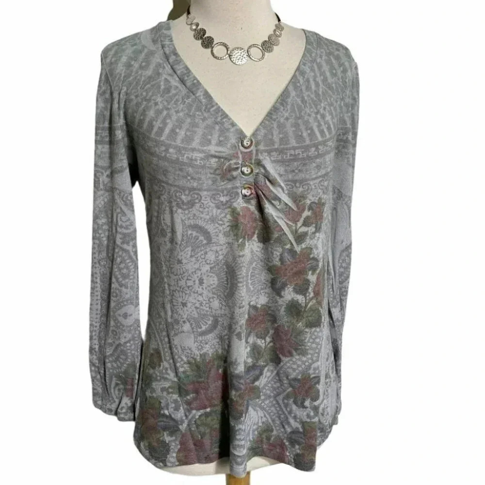 Kiara Henley Top Large Gray Floral Paisley V-Neck Long Sleeve Button‎ Detail